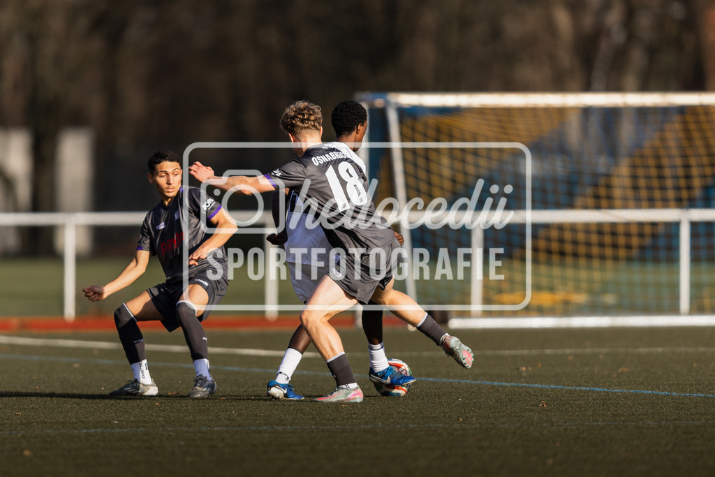 Fußball I Herren I Saison 2025-2026 I Freundschaftsspiel I VFL Osnabrück A-Junioren - JFV Bremen-039 | Luca Samuel Kröger (18, VfL Osnabrück A-Junioren) Zweikampf - Realisiert mit Pictrs.com