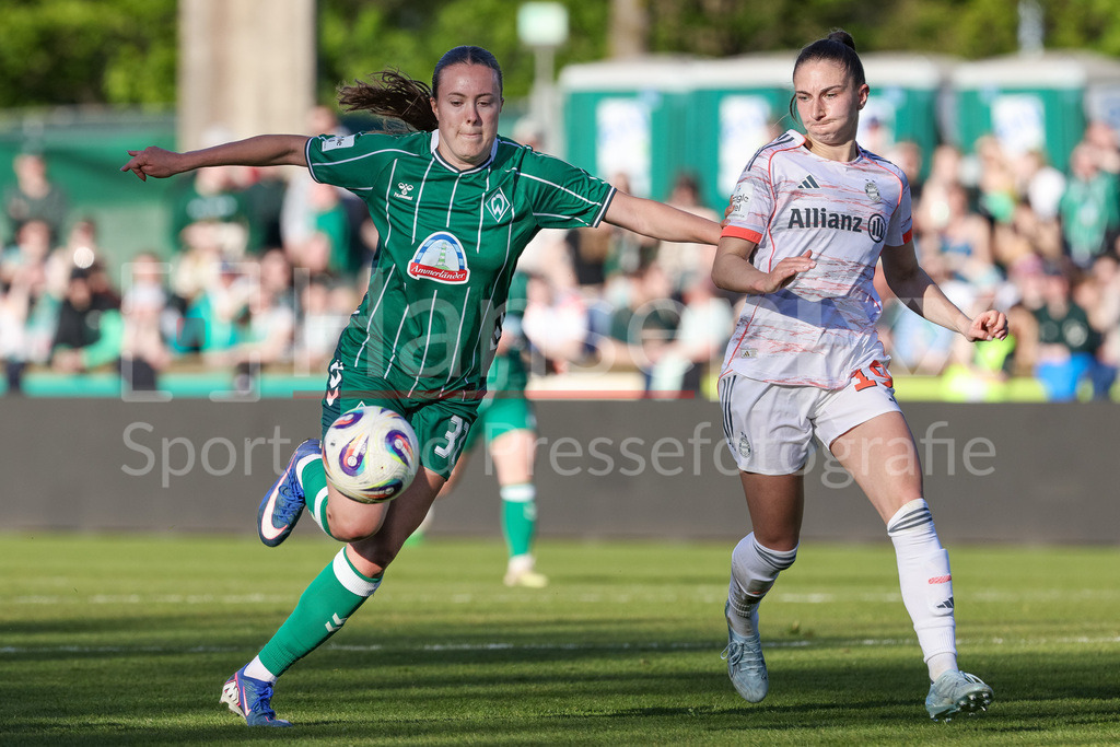 Fussball, Google Pixel Frauen-Bundesliga, SV Werder Bremen - FC Bayern München | v.li.: Mara Alber (SV Werder Bremen, 37) und Katharina Naschenweng (FC Bayern München, 19) im Zweikampf, Duell, Dynamik, Aktion, Action, Spielszene, DIE DFB-RICHTLINIEN UNTERSAGEN JEGLICHE NUTZUNG VON FOTOS ALS SEQUENZBILDER UND/ODER VIDEOÄHNLICHE FOTOSTRECKEN. DFB REGULATIONS PROHIBIT ANY USE OF PHOTOGRAPHS AS IMAGE SEQUENCES AND/OR QUASI-VIDEO.