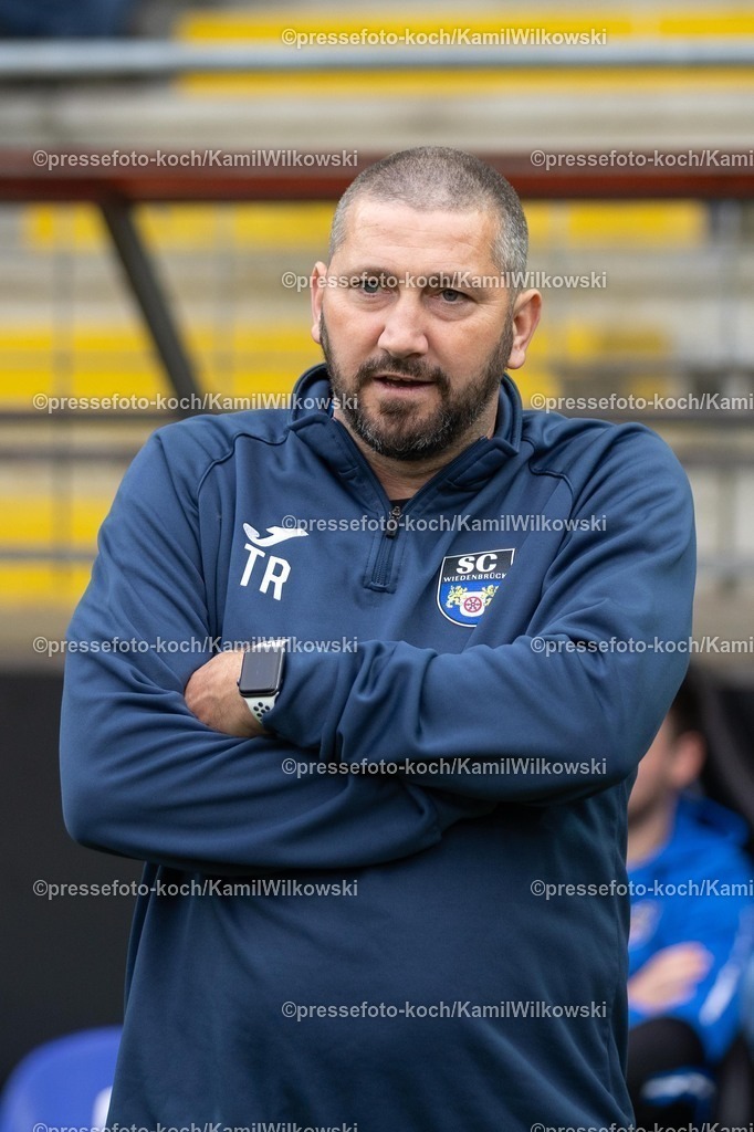 xKWI03102501036 | 03.10.2025, xkwix, Fußball, Regionalliga West, FC Gütersloh - SC Wiedenbrück, Ohlendorf Stadion im Heidewald: Sascha Mölders (SC Wiedenbrück Cheftrainer)