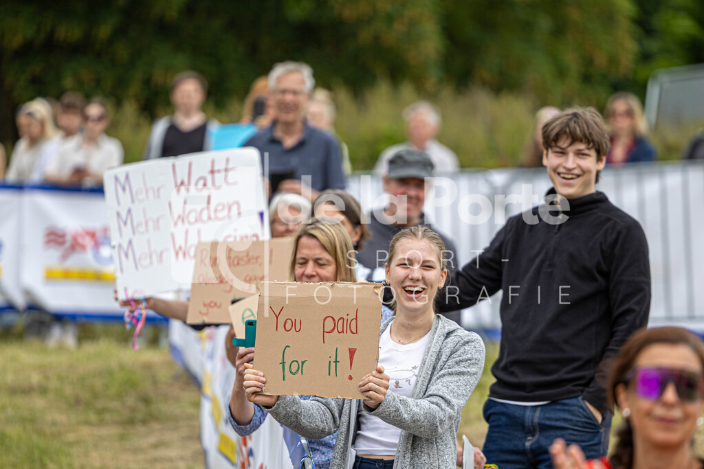 Mit witzigen Schildern unterstützten und motivierten die Fans ihre Lieblinge an der Strecke | immodelaporte-sportfotos - Realisiert mit Pictrs.com