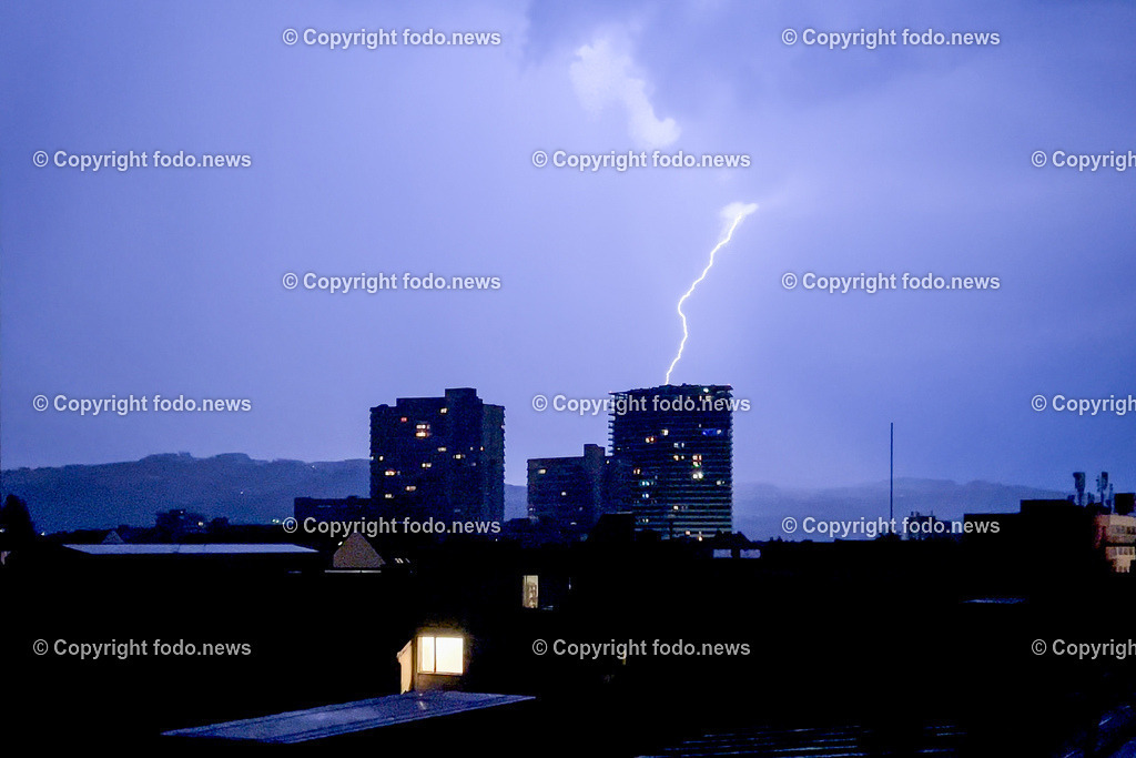 Linz_ Gewitterzelle ueber Linz_28.07.2024-5 | 28.07.2024, Linz, AUT, Linz, im Bild Gewitterzelle ueber Linz, Wolken, Blitz, Blitze, Donner, Regen, Sturm, Unwetter, Wetter