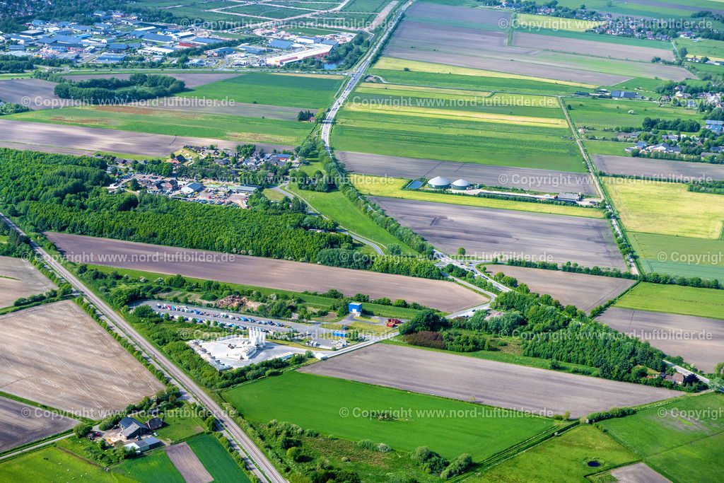 Niebüll_Legerade_ELS_9917300523 | RISUM-LINDHOLM 30.05.2023 Landschaft vorwiegend landwirtschaftlich genutzte Felder mit angrenzenden Wald- und Forstflächen " Legerade " in Risum-Lindholm Nordfriesland im Bundesland Schleswig-Holstein, Deutschland. // Agricultural fields with adjacent forest and forest areas " Legerade " in Risum-Lindholm North Friesland in the state Schleswig-Holstein, Germany. Foto: Martin Elsen