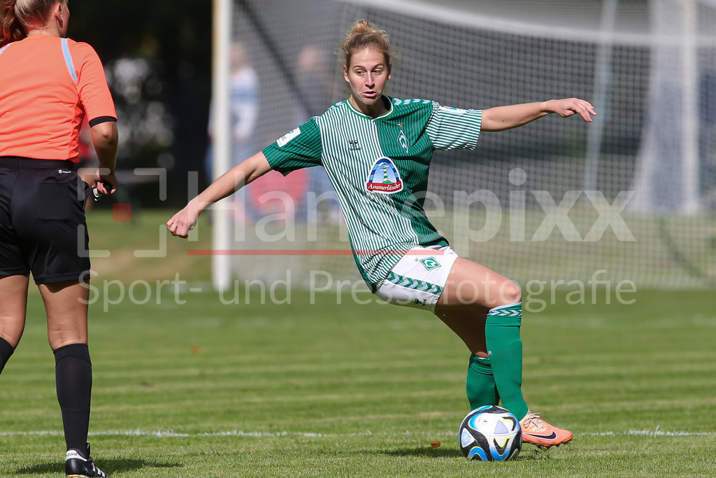 Fussball, Testspiel Frauen, Hamburger SV - SV Werder Bremen | v.li.: Saskia Matheis (SV Werder Bremen, 19) am Ball, Einzelbild, Ganzkörper, Aktion, Action, Spielszene
