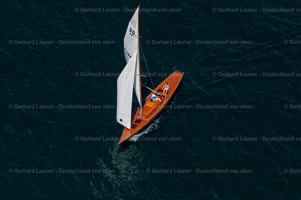 4031389 | STARNBERGER SEE 12.06.2020 Sportboot- Segelschiff mit weißen Seggeln auf dem Fahrt auf dem Starnberger See im Bundesland Bayern, Deutschland. // Sports boat sailing ship with white sails on the journey on Lake Starnberg in the state Bavaria, Germany. Foto: Gerhard Launer