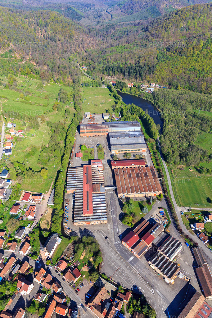 Vue aérienne: Locaux de l'entreprise De Dietrich von Osten à Zinswiller dans le département Bas Rhin, France – .Photo: IMG_099483.jpg prise le 30/04/2017 par Werner Riehm/FLY-FOTO.eu – Résolution de l'original: 3548 x 5322 px – De Dietrich Process Systems: Chemical Process Solutions and Services