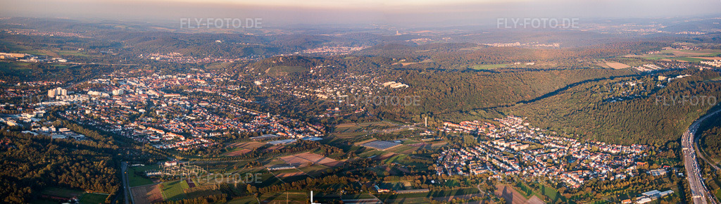 Luftbild: Stadtpanorama von Westen im Ortsteil Durlach in Karlsruhe im Bundesland Baden-Württemberg in Deutschland. Foto: IMG_59928-Bearbeitet.jpg vom 24.09.2013 durch Werner Riehm/FLY-FOTO.deAuflösung des Originals: 11072 x 3136 px