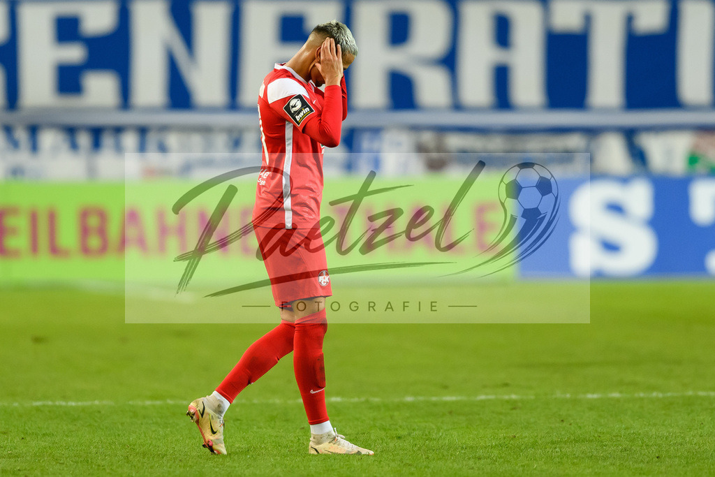 FCMFCK20210904_072 | Fussball, Herren: Kenny Prince Redondo (1. FC Kaiserslautern) enttaeuscht beim Spiel der 3. Liga zwischen 1. FC Magdeburg und 1. FC Kaiserslautern in der MDCC-Arena am 04.09.2021 in Magdeburg, Deutschland.DFB / DFL REGULATIONS PROHIBIT ANY USE OF PHOTOGRAPHS AS IMAGE SEQUENCES AND/OR QUASI-VIDEO. - Realisiert mit Pictrs.com