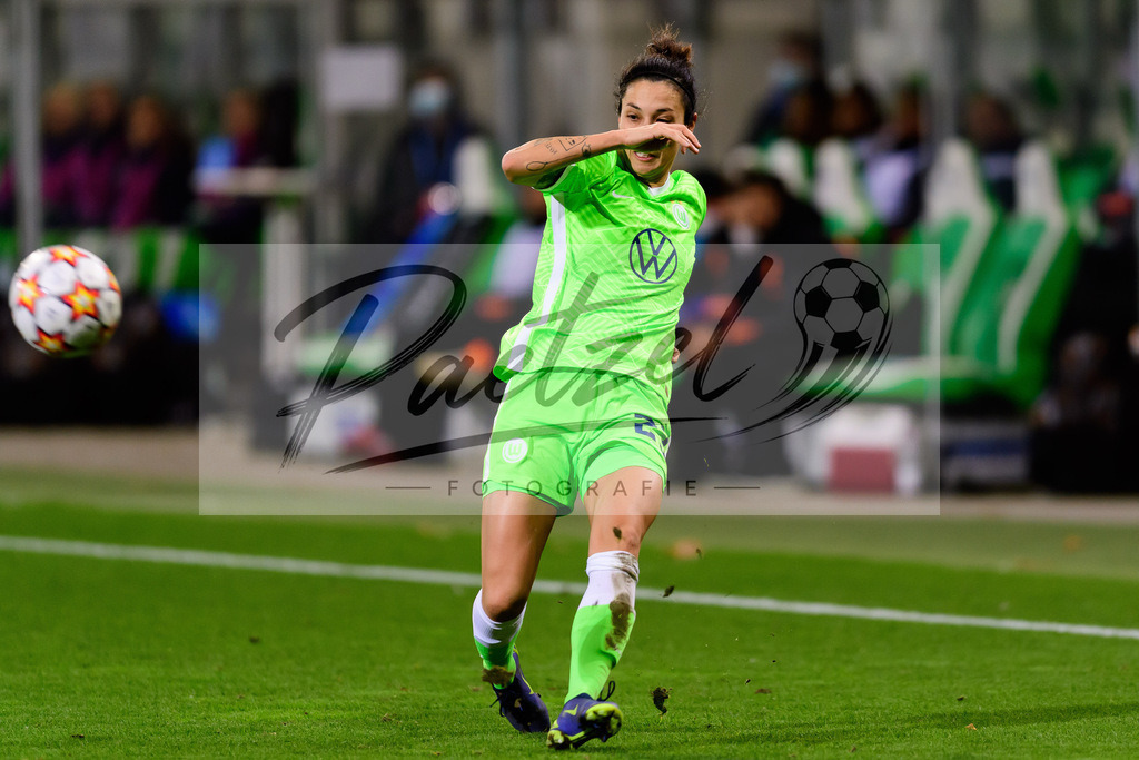 WOBJUV20211118_127 | Fussball, Frauen: Sara Doorsoun (VfL Wolfsburg) in Aktion, am Ball, Einzelaktion bei dem Spiel der UEFA Women´s Champions League zwischen VfL Wolfsburg und Juventus Turin im AOK-Stadion am 18.11.2021 in Wolfsburg, Deutschland. - Realisiert mit Pictrs.com