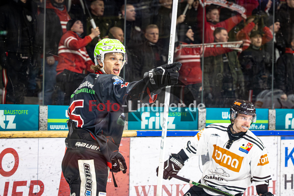Peißenberg MINERS gegen ESV Burgau 2000 | Eishockey Bayernliga 2025/26 Vorrunde 21. Spieltag, Peißenberg MINERS gegen ESV Burgau 2000, 20251226,Tor Ryan MURPHY (MINERS 15), Zuschauer im Hintergrund,2025-12-26 in Peißenberg (flatbuy Arena Peißenberg), Ryan MURPHY (MINERS 15)Copyright: WolfgangxLindner www.foto-lindner.de