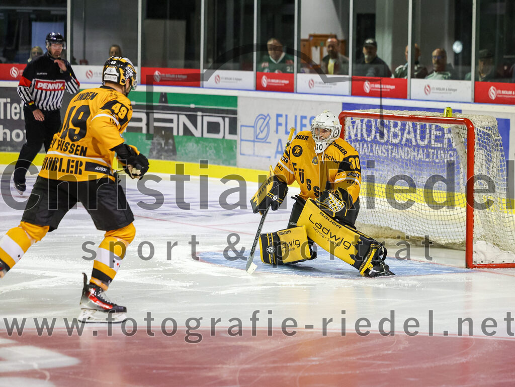 2025-08-22_016_TSV_Erding_gegen_EV_Fuessen | Erding, Deutschland, 22.08.2025:Eishockey, Oberliga Süd 2025 / 2026, Testspiel, TSV Erding gegen EV Füssen, Endergebnis: 1:4Julian Straub (EV Füssen, #19), Torwart Timotej Pancur (EV Füssen, #30)Foto: Christian Riedel / fotografie-riedel.net