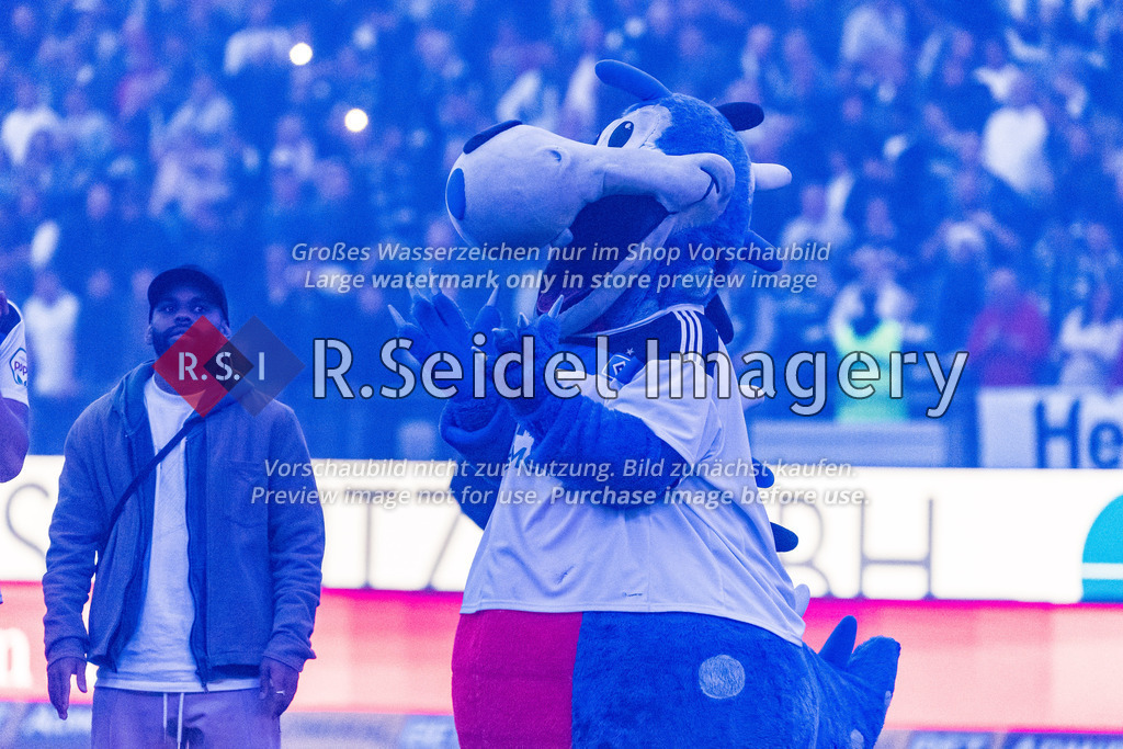 Fußball, Saison 2022/23, 2. Bundesliga, Hamburger SV - FC St. Pauli, Volksparkstadion (Hamburg), 21.04.2023, 29. Spieltag | HSV-Maskottchen, Dino Hermann, freut sich über den Derbysieg..