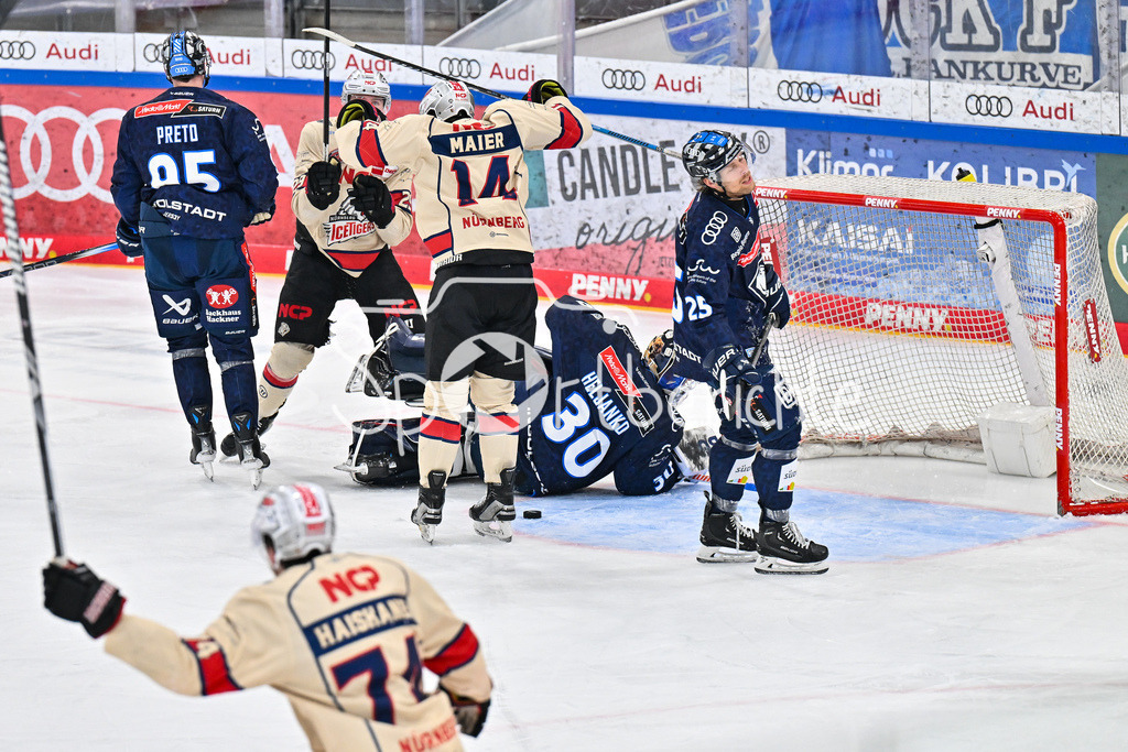 ERC Ingolstadt - Nuernberg Ice Tigers | Jubel der Gaeste nach dem Treffer zum 1-2 durch Cole MAER (Nuernberg Ice Tigers 14) / Tor / Torschuetze / Freude / Happy / DEL: ERC Ingolstadt - Nuernberg Ice Tigers, Saturn-Arena am 26.03.2025