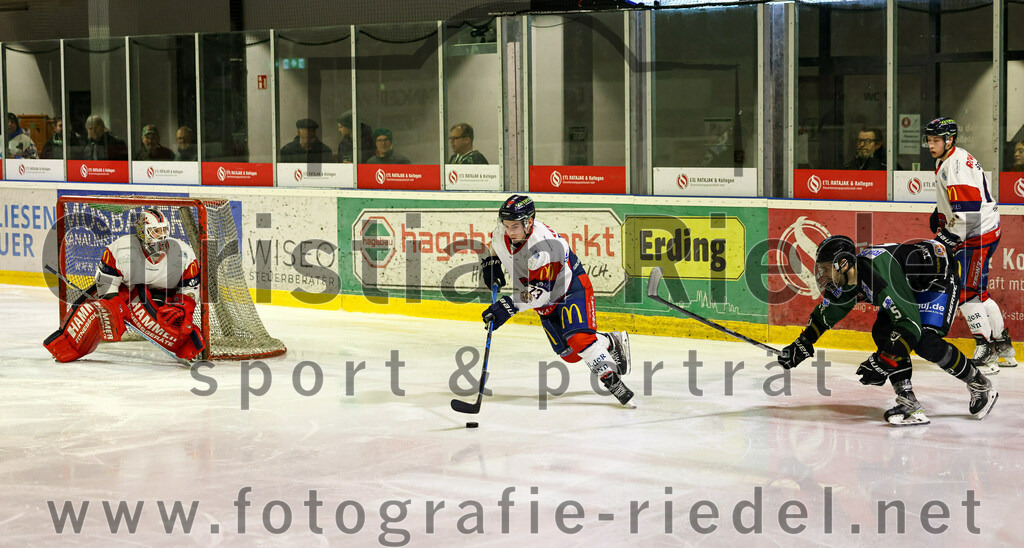 2023-02-19_073_TSV_Erding_gegen_VfE_Ulm-Neu-Ulm | Erding, Deutschland, 19.02.2023:
Eishockey, Bayernliga Meisterrunde Gruppe B 2022 / 2023, 5. Spieltag, TSV Erding gegen VfE Ulm/Neu-Ulm, Endergebnis: 

Torwart David Heckenberger (VfE Ulm/Neu-Ulm e. V., #3), Julian Tischendorf (VfE Ulm/Neu-Ulm e. V., #73), Florian Zimmermann (Erding Gladiators, #5)

Foto: Christian Riedel / fotografie-riedel.net