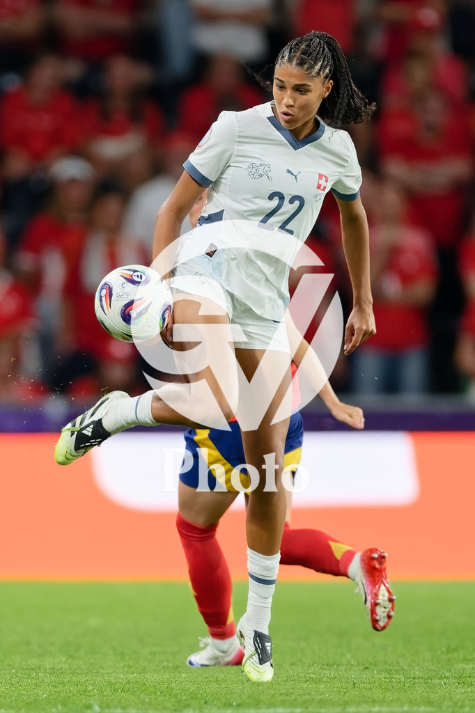 Spain v Switzerland - UEFA Women's EURO 2025 Quarter-Final | BERN, SWITZERLAND - JULY 18: Sydney Schertenleib of Switzerland controls the ball  during the UEFA Women's EURO 2025 Quarter-Final match between Spain v Switzerland at Stadion Wankdorf on July 18, 2025 in Bern, Switzerland. (Photo by Giuseppe Velletri/Sports Press Photo/Getty Images)