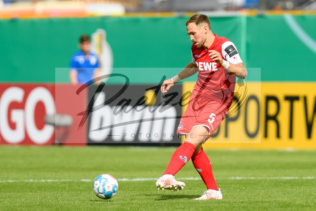 JENKOE20210808_211 | Fussball, Herren: Rafael Czichos (1. FC Koeln) in Aktion, am Ball, Einzelaktion beim Spiel der 1. Runde im DFB-Pokal zwischen FC Carl Zeiss Jena und 1. FC Koeln im Ernst-Abbe-Sportfeld am 08.08.2021 in Jena, Deutschland.DFB / DFL REGULATIONS PROHIBIT ANY USE OF PHOTOGRAPHS AS IMAGE SEQUENCES AND/OR QUASI-VIDEO. - Realisiert mit Pictrs.com