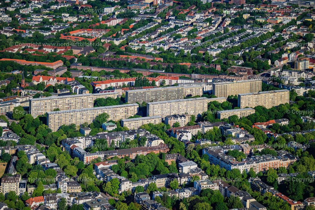 Hamburg_Grindelhochhäuser_ELS_1110240525 | HAMBURG 24.05.2025 Hochhäuser im Wohngebiet einer industriell gefertigten Plattenbau- Siedlung mit dem "Bezirksamt Eimsbüttel" am Grindelberg im Ortsteil Harvestehude in Hamburg, Deutschland. Weiterführende Informationen bei: Bezirksamt Eimsbüttel. // Skyscrapers in the residential area of industrially manufactured settlement with dem "Bezirksont Eimsbuettel" on Grindelberg in the district Harvestehude in Hamburg, Germany. Further information at: Bezirksamt Eimsbuettel. Foto: Martin Elsen