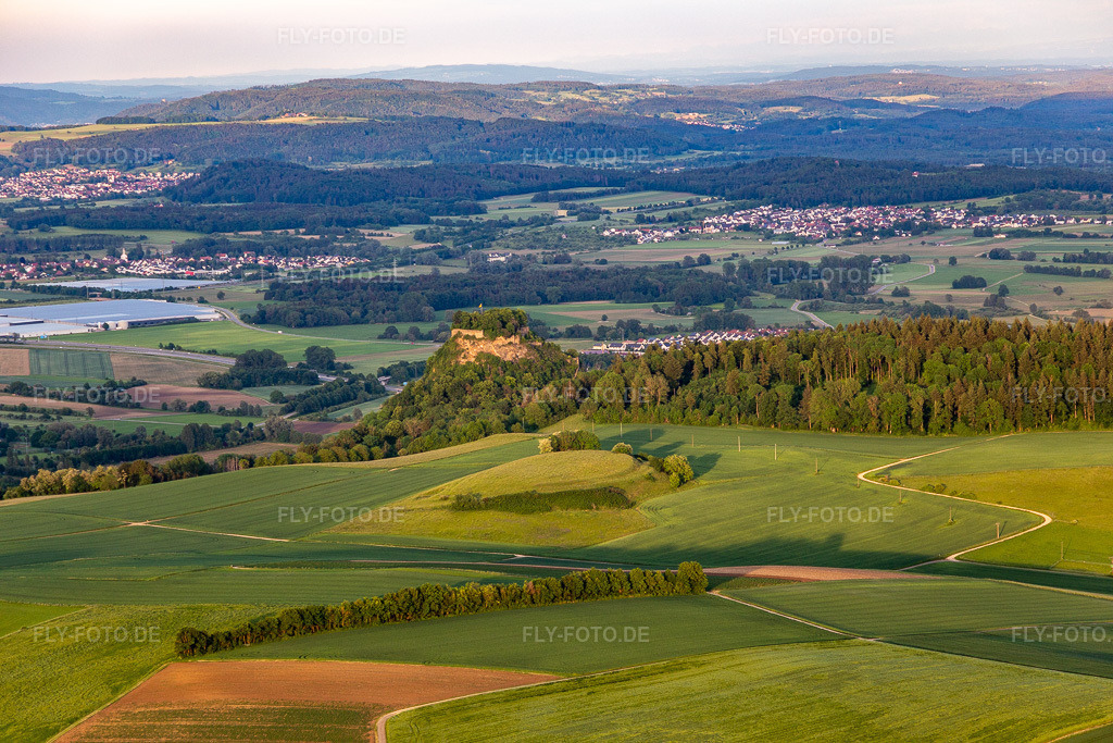 Luftbild: Burgruine Mägdeberg im Ortsteil Mühlhausen in Mühlhausen-Ehingen im Bundesland Baden-Württemberg in Deutschland. Foto: IMG_131831.jpg vom 25.05.2022 durch Werner Riehm/FLY-FOTO.de