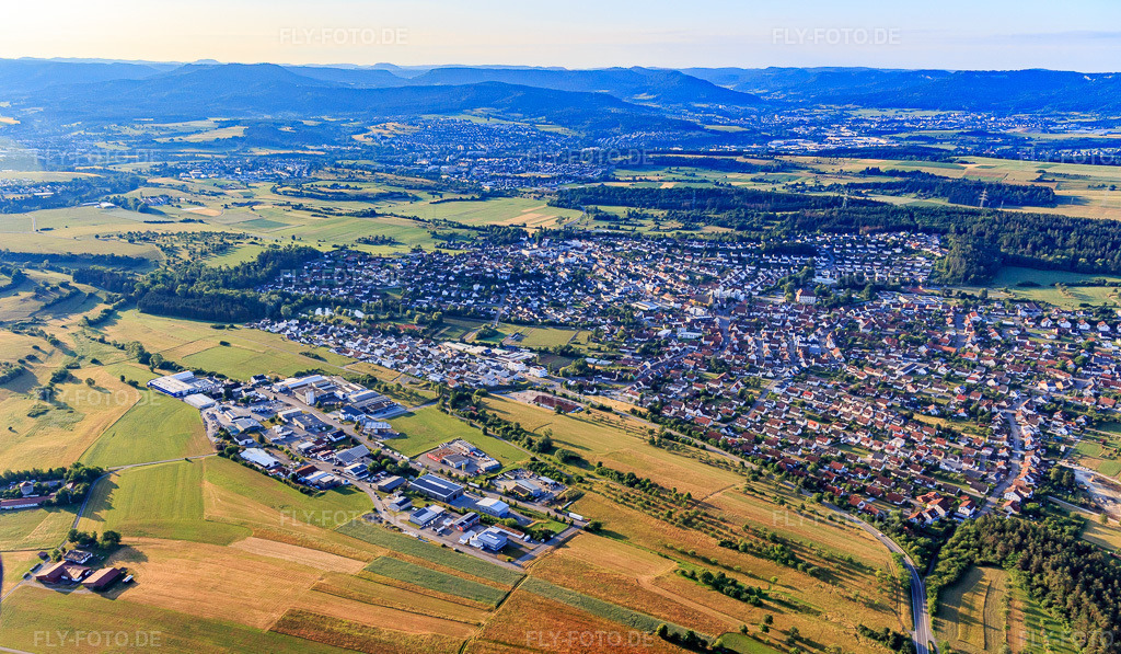 Luftbild: Ortsansicht von Nordwesten hinterm Industriegebiet Siemensstr in Geislingen im Bundesland Baden-Württemberg in Deutschland. Foto: IMG_148844.jpg vom 28.06.2025 durch Werner Riehm/FLY-FOTO.de
