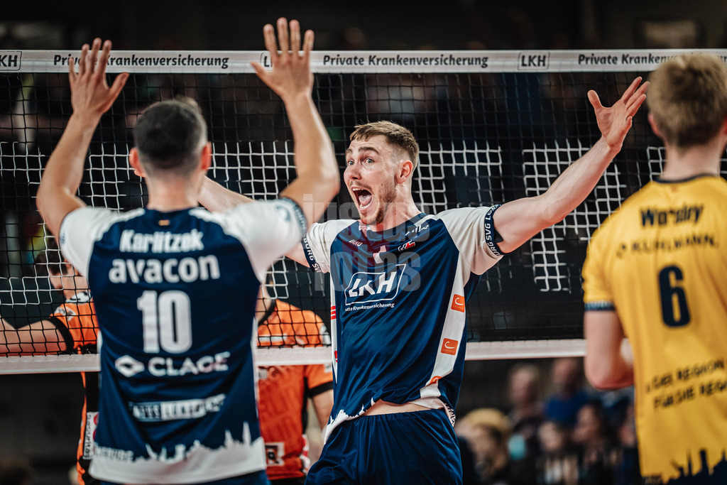 Volleyball | Herren | Saison 2024/2025 | 1. Volleyball Bundesliga Männer | Finale | SVG Lüneburg vs. BERLIN RECYCLING Volleys | 01.05.2025 | Simon Torwie (#1, SVG Lüneburg) reisst die Arme hoch und jubelt