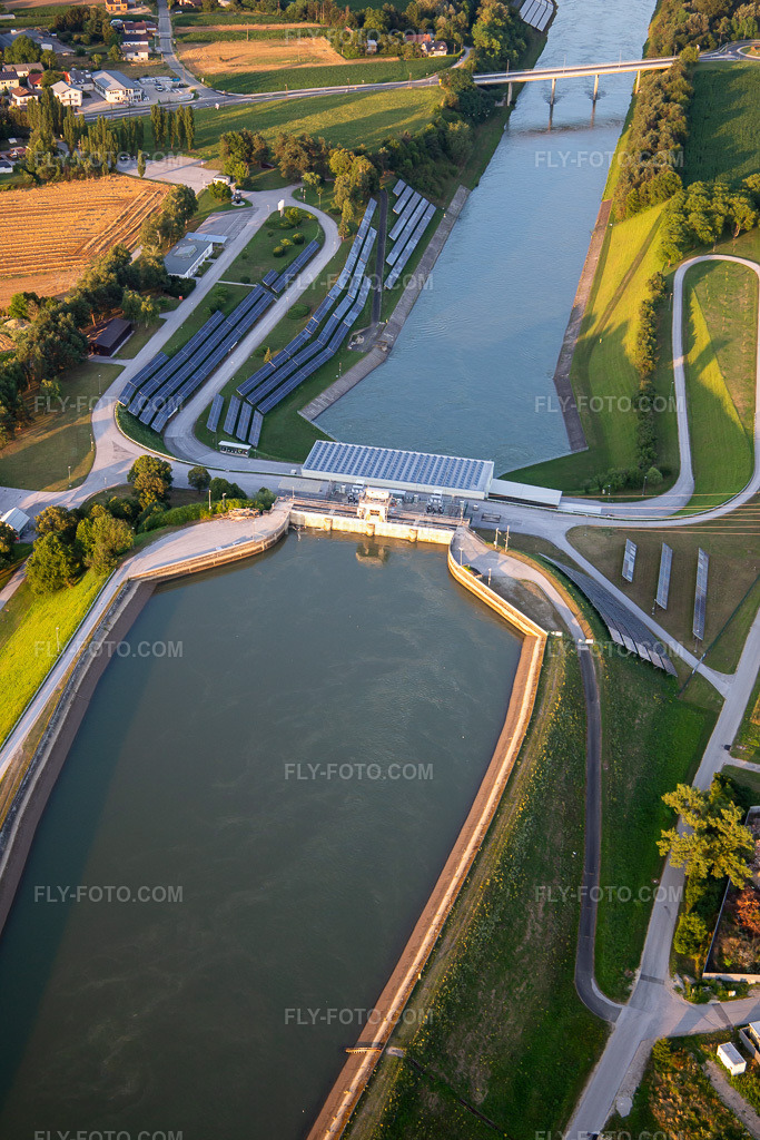 Aerial view: Wasserkraftwerk HE [§2] mit Photovoltaik-Panels an der Uferböschung am Drau-Kanal HE [§2] in the district Zlatoličje in Starše in the state Slovenia, Slovenia. – Photo: IMG_137407.jpg taken on 07/08/2023 by Werner Riehm/FLY-FOTO.com – Resolution of the original: 3648 x 5472 px