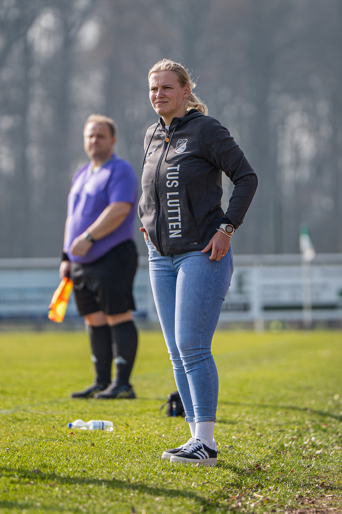 Fußball I Frauen I Saison 2025-2026 I Oberliga Niedersachsen I 15. Spieltag I TuS Lutten - FC Jesteburg-Bendestorf I 6867 | jns.sportfotos - Realisiert mit Pictrs.com
