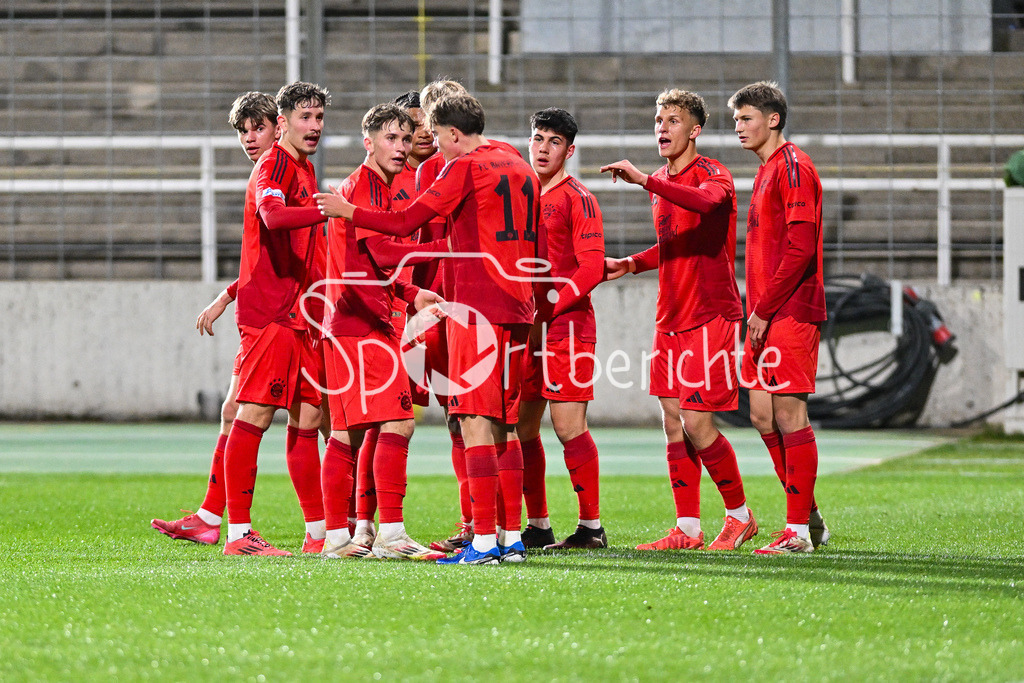 FC Bayern Amateure - SpVgg Hankofen-Hailing | Jubel nach dem Treffer zum 1-0 durch Samuel UNSOELD (FC Bayern München II #9) / Tor / Torschuetze / Freude / Happy / Regionalliga Bayern: FC Bayern Muenchen II - SpVgg Hankofen-Hailing, Gruenwalder Stadion am 28.03.2025
