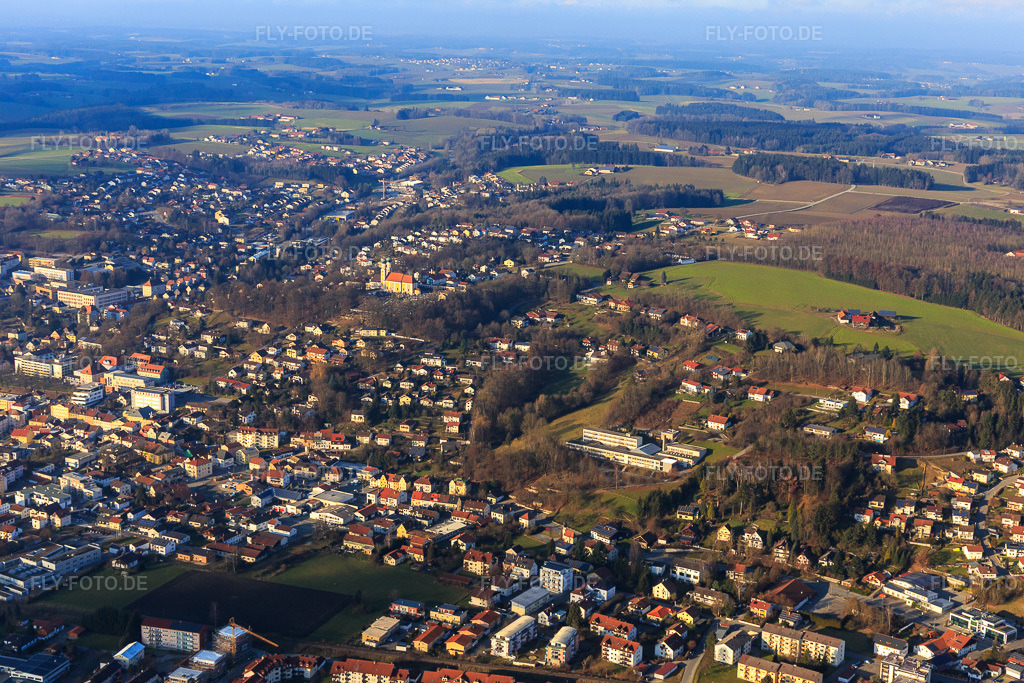 Luftbild: Stadtansicht aus Südosten mit Wallfahrtskirche Gartlberg und Grundschule im Ortsteil Reichenberg in Pfarrkirchen im Bundesland Bayern in Deutschland. – Foto: IMG_096147.jpg vom 29.12.2016 durch Werner Riehm/FLY-FOTO.de – Auflösung des Originals: 5472 x 3648 px – Grundschule Pfarrkirchen