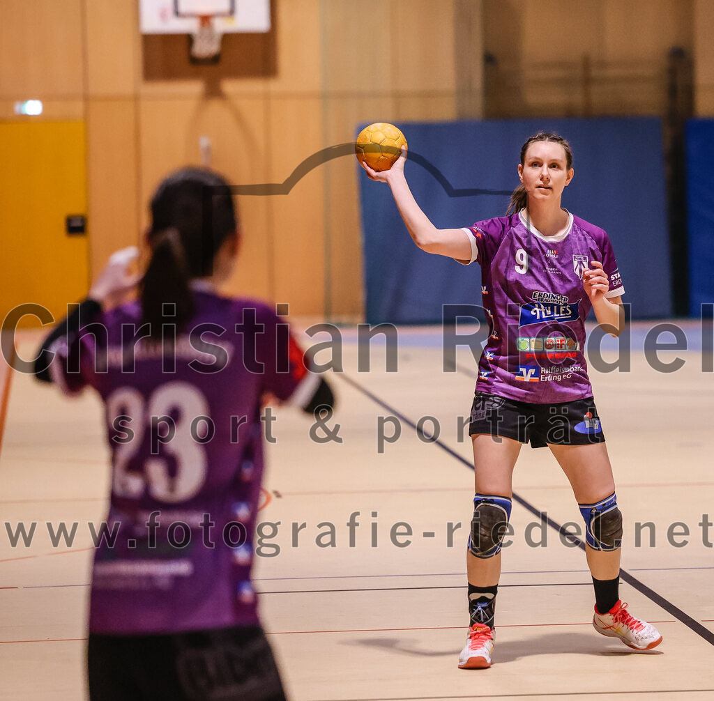 2025-01-18_021_SpVgg_Altenerding_gegen_TV_Altoetting | Erding, Deutschland, 18.01.2025:Handball, Bezirksoberliga Frauen Altbayern 2024 / 2024, 11. Spieltag, SpVgg Altenerding gegen TV Altötting, Endergebnis: 19:24Katharina Künstner (SpVgg Altenerding, #23), Julia Kranich (SpVgg Altenerding, #9)Foto: Christian Riedel / fotografie-riedel.net