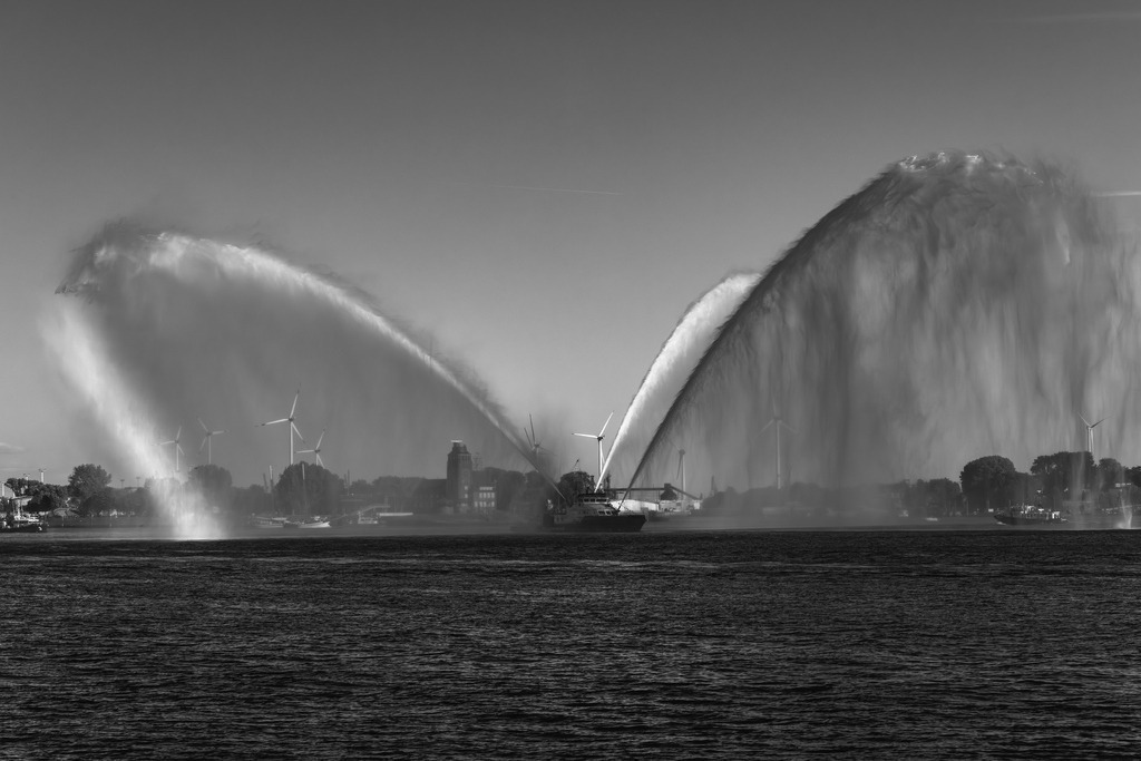 2025_05_11_HH-TEUFELSBRUECK-836 HAFENGEBURTSTAG_MCP8214 sw | Hochwertig gedruckte Fotografien für die Wand, als Kalender und zum Verschenken. Hamburg & Norddeutschland und überall wo ich mit der Kamera unterwegs war.