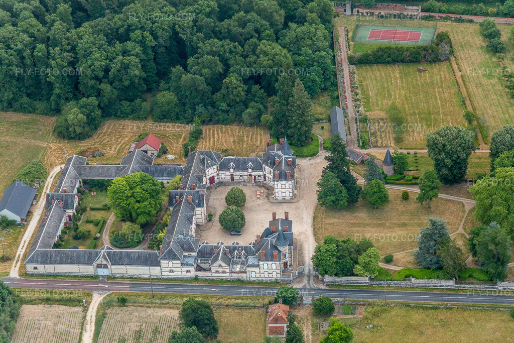 Aerial view: Buildings and castle park facilities of the moated castle Château de Combreux in Combreux in the state Loiret, France.Photo: IMG_101286.jpg taken on 06/25/2017 by Werner Riehm/FLY-FOTO.comResolution of the original: 5353 x 3569 px