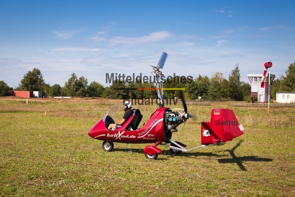 Gyrokopter_7103 | Der Pilot in seinem Tragschrauber, auch Gyrokopter genannt - Realisiert mit Pictrs.com