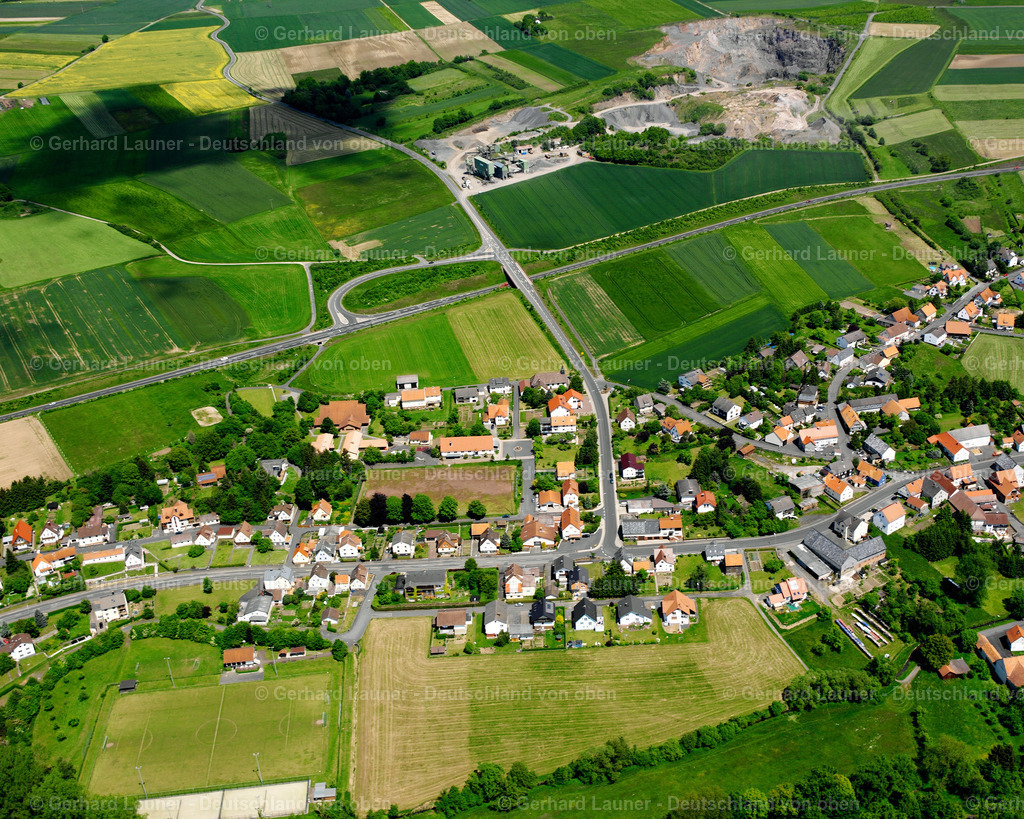 2615670 | BRAUERSCHWEND 09.06.2006 Landwirtschaftliche Nutzflächen und Feldgrenzen  umsäumen das Siedlungsgebiet des Dorfes in Brauerschwend im Bundesland Hessen, Deutschland // Agricultural land and field boundaries surround the settlement area of the village  in Brauerschwend in the state Hesse, Germany Foto: Gerhard Launer