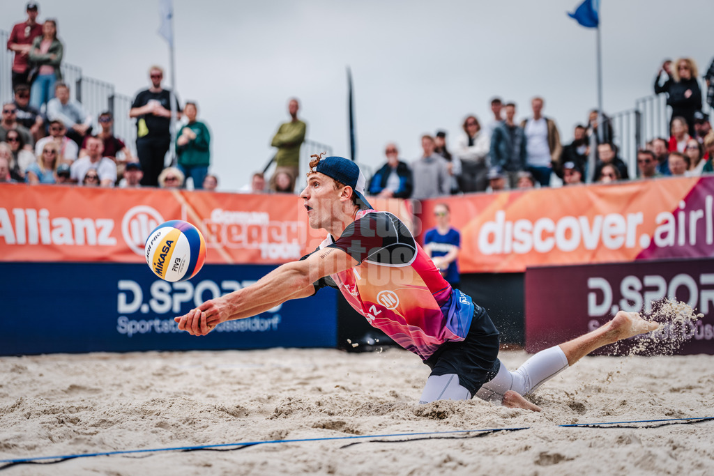 Beachvolleyball | Männer | German Beach Tour 2024 | Tourstop Düsseldorf | 19.05.2024 | Max Just springt zum Ball