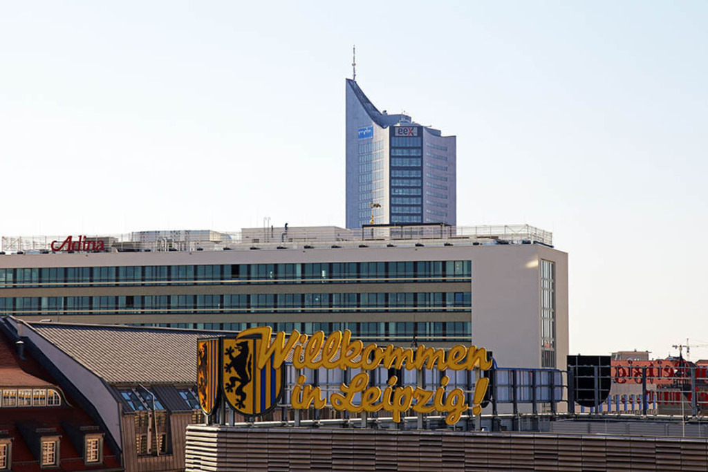 Foto: Leipzig - Leuchtreklame - Mein Leipzig lob ich mir auf dem Dach der Höfe am Brühl | Das Team hinter BILDLEXIKON LEIPZIG bündelt historische wie aktuelle Informationen über die Stadt Leipzig in Text und Bild auf einer Plattform und stellt diese der interessierten Öffentlichkeit zur Verfügung.