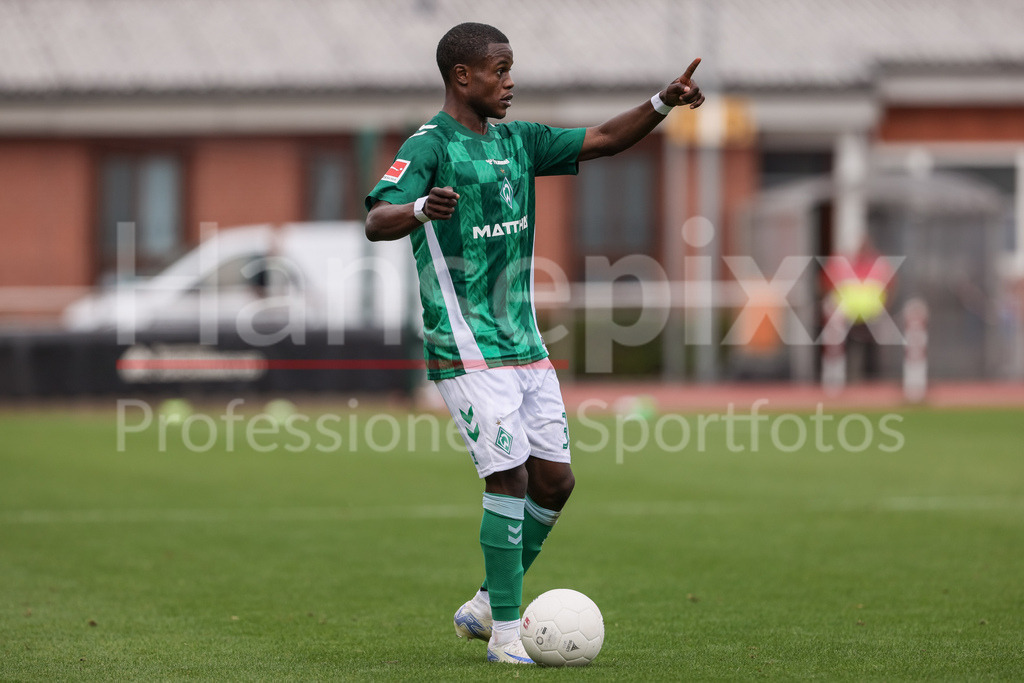 Fussball, Regionalliga Nord, SV Werder Bremen II - SV Todesfelde | v.li: Abdenego Nankishi (SV Werder Bremen II, 33) am Ball, Freisteller, Einzelbild, Ganzkörper, Aktion, Action, Spielszene, gibt Anweisungen, gestikuliert, mit den Armen gestikulieren