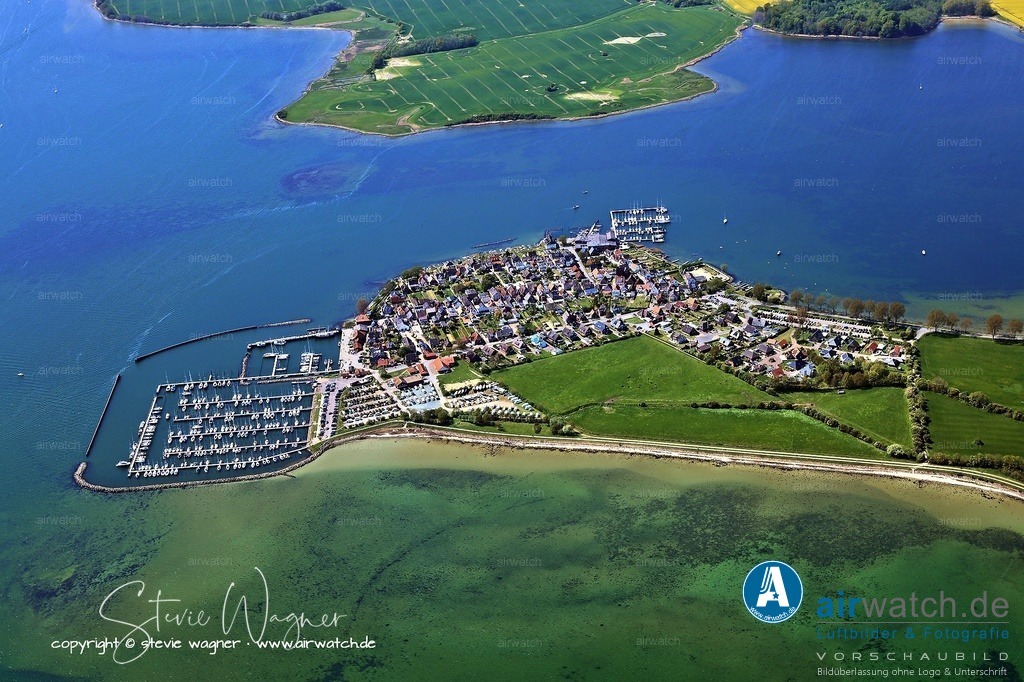 Luftbilder Ostseefjord Schlei, Maasholm, Port Olpenitz, Schleimünde | Adresse: Sportboothafen Maasholm, Uleweg 1, 24404 MaasholmHafenmeister: Tel. 04642 6571 | E-Mail: hafen ät maasholm.deAnfahrt: Autobahn A7 bis Büdelsdorf, dann B203 und B199 nach Maasholm. PKW können zum Be- und Entladen direkt an die Stege.Öffentliche Verkehrsmittel: Bahnhof Süderbrarup, dann Bus oder Taxi; Flughäfen in Hamburg, Kiel und Sonderburg (DK) in Reichweite.