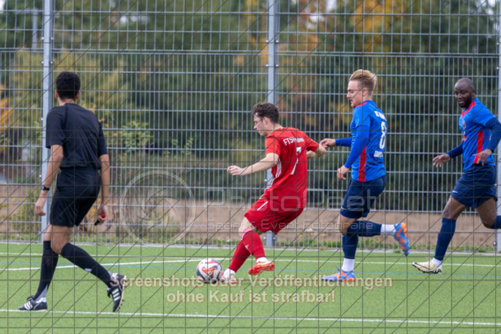 20251012_152952_0091 | #,SC Uhingen (blau) vs. FTSV Kuchen (rot), Fussball, Kreisliga A3 - Bezirk Neckar/Fils, 08. Spieltag, Saison 2025/2026, Kunstrasenplatz, Haldenberg Stadion, Panoramastraße,73066 Uhingen, 12.10.2025 - 15:00 Uhr,Foto: PhotoPeet-Sportfotografie/Peter Harich
