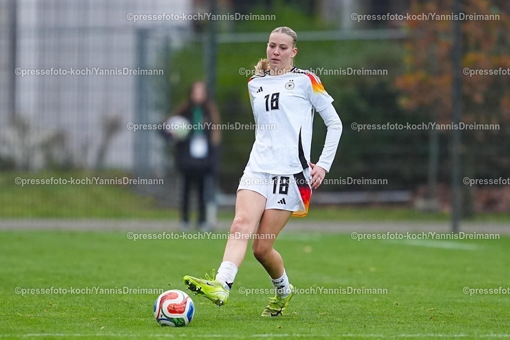 xYDRx26112502047 | 26.11.2025, xydrx, Fußball, Länderspiel, EM-Qualifikation U19-Frauen, Belgien - Deutschland, Sportschule Wedau: Mia-Lena Maas (GER #18)