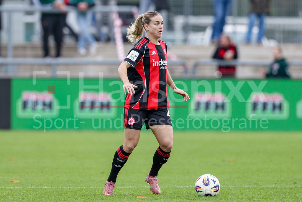 Fussball, Google Pixel Frauen-Bundesliga, Eintracht Frankfurt - SV Werder Bremen | Nadine Riesen (Eintracht Frankfurt, 22) am Ball, Freisteller, Einzelbild, Ganzkörper, Aktion, Action, Spielszene, DIE DFB-RICHTLINIEN UNTERSAGEN JEGLICHE NUTZUNG VON FOTOS ALS SEQUENZBILDER UND/ODER VIDEOÄHNLICHE FOTOSTRECKEN. DFB REGULATIONS PROHIBIT ANY USE OF PHOTOGRAPHS AS IMAGE SEQUENCES AND/OR QUASI-VIDEO.