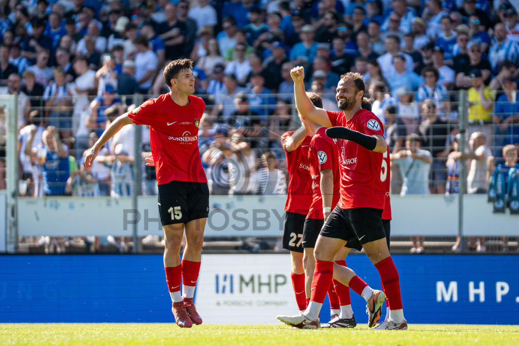 Stuttgarter Kickers vs. SG Sonnenhof Großaspach, Fussball, WFV-Pokal, Finale, 23.05.2026 | Kollektiver Torjubel nach Treffer durch Fabian Eisele (SG Sonnenhof Großaspach, #23) zum 0:2,Stuttgarter Kickers vs. SG Sonnenhof Großaspach, Fussball, WFV-Pokal, Finale, 23.05.2026