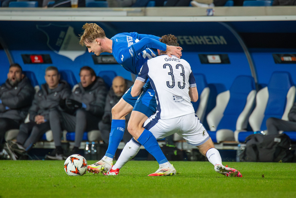 Fußball UEFA Europa League, Saison 2024/25, 7. Spieltag: TSG Hoffenheim gegen Tottenham Hotspur. Bild: Zweikampf zwischen Max Moerstedt (33, Hoffenheim) und Ben Davies (33, Tottenham) | Fußball UEFA Europa League, Saison 2024/25, 7. Spieltag: TSG Hoffenheim gegen Tottenham Hotspur. Bild: Zweikampf zwischen Max Moerstedt (33, Hoffenheim) und Ben Davies (33, Tottenham) - Realisiert mit Pictrs.com