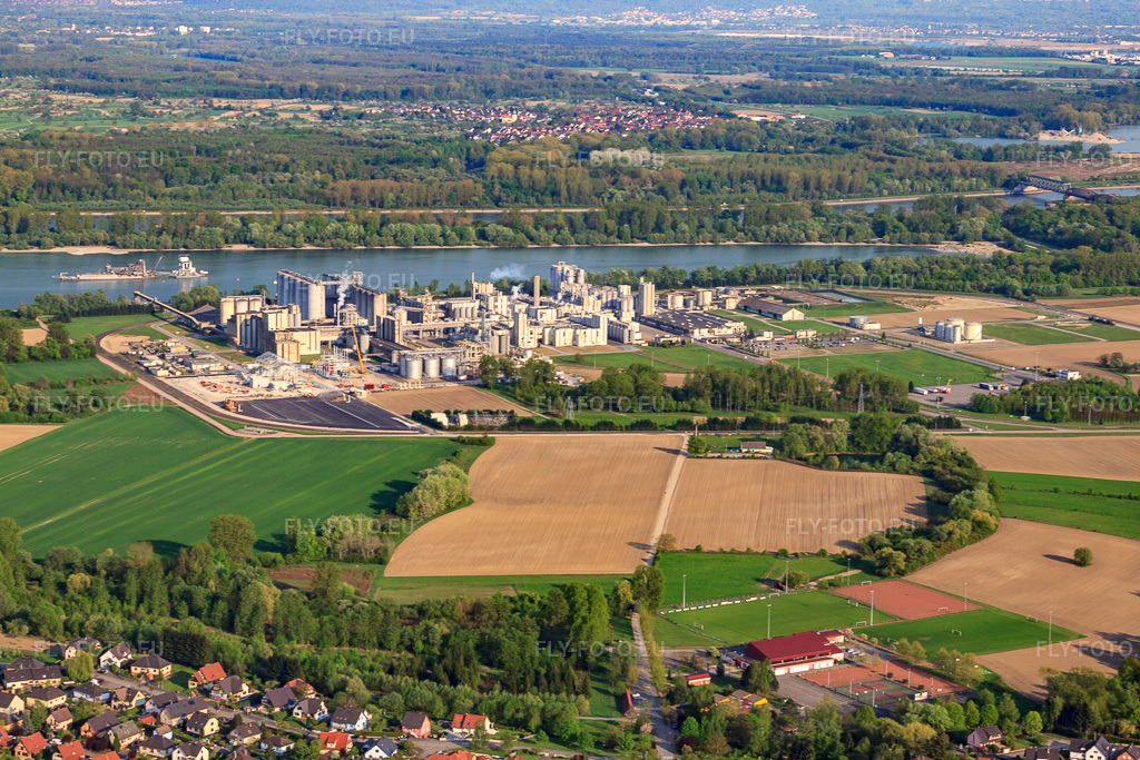 Vue aérienne: L'usine chimique Roquette Frères sur les rives du Rhin à Beinheim dans le département Bas Rhin, France – .Photo: IMG_39465.jpg prise le 14/04/2011 par Werner Riehm/FLY-FOTO.eu – Résolution de l'original: 4752 x 3168 px – Roquette: Turning Nature’s Potential into Life’s Essentials