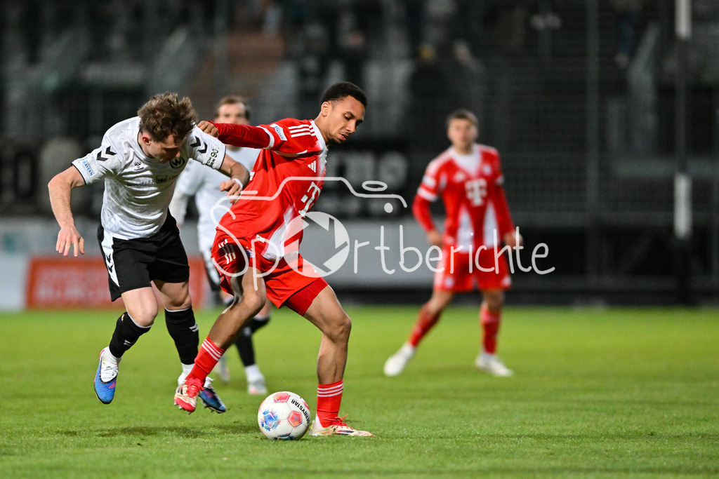 SV Wacker Burghausen - FC Bayern Amateure | BURGHAUSEN, GERMANY - 01. APRIL: im Duel Denis ADE (Wacker Burghausen 32) und Vincent Ugo MANUBA (FC Bayern München II 21) während dem Match zwischen dem SV Wacker Burghausen und den Amateuren des FC Bayern München am 26. Spieltag der Regionalliga Bayern im Flatbuy Stadion