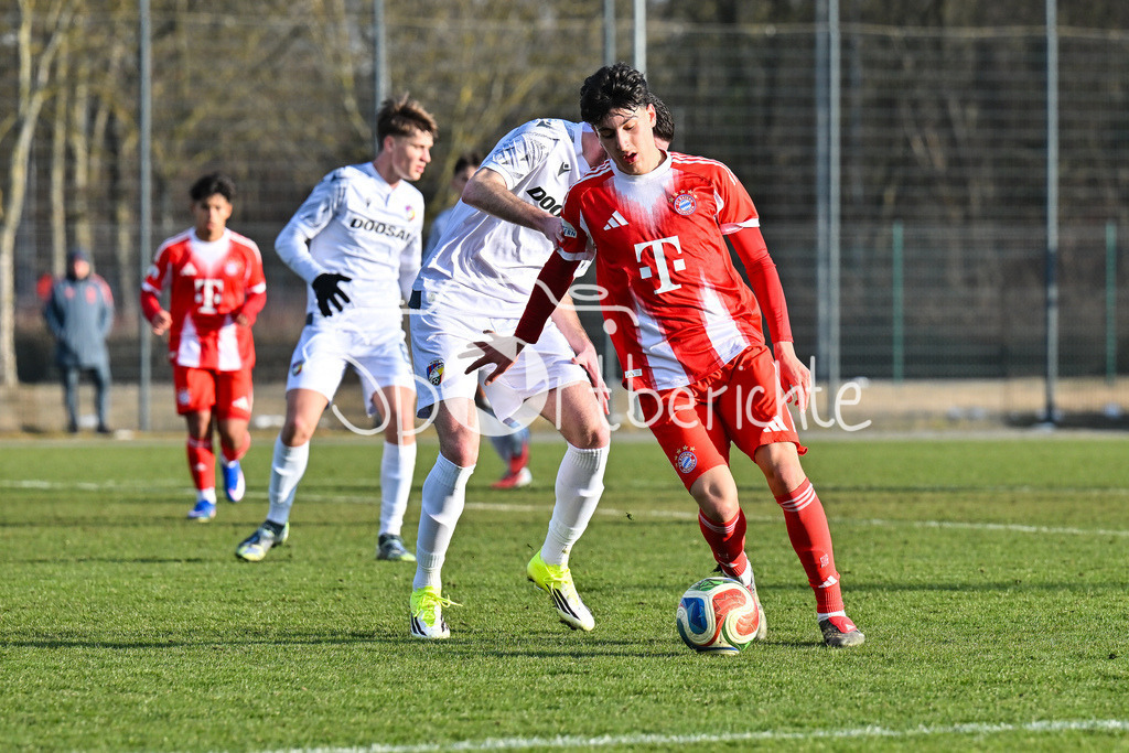 FC Bayern Amateure - FC Viktoria Pilsen U23 | MUNICH, GERMANY - 03. FEBRUARY: im Duell Deniz OFLI (FC Bayern München II 13) mit einem Spieler von Viktoria Pilsen während dem Testspiel zwischen den Amateuren des FC Bayern und dem FC Viktoria Pilsen B am FC Bayern Campus