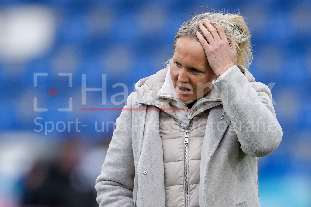 Fussball, Google Pixel Frauen-Bundesliga, TSG 1899 Hoffenheim - SV Werder Bremen | Friederike Kromp (Fritzy Kromp, Trainerin, Cheftrainerin, Werder), Einzelbild, Einzelfoto, Aktion, Action, enttäuscht schauend, Enttäuschung, Frustration, disappointed, pessimistisch, 01.02.2026, Sinsheim (Hoffenheim)  (Deutschland), Fussball, Google Pixel Frauen-Bundesliga, TSG 1899 Hoffenheim - SV Werder Bremen, DFB/DFL REGULATIONS PROHIBIT ANY USE OF PHOTOGRAPHS AS IMAGE SEQUENCES AND/OR QUASI-VIDEO., DIE DFB-RICHTLINIEN UNTERSAGEN JEGLICHE NUTZUNG VON FOTOS ALS SEQUENZBILDER UND/ODER VIDEOÄHNLICHE FOTOSTRECKEN. DFB REGULATIONS PROHIBIT ANY USE OF PHOTOGRAPHS AS IMAGE SEQUENCES AND/OR QUASI-VIDEO.