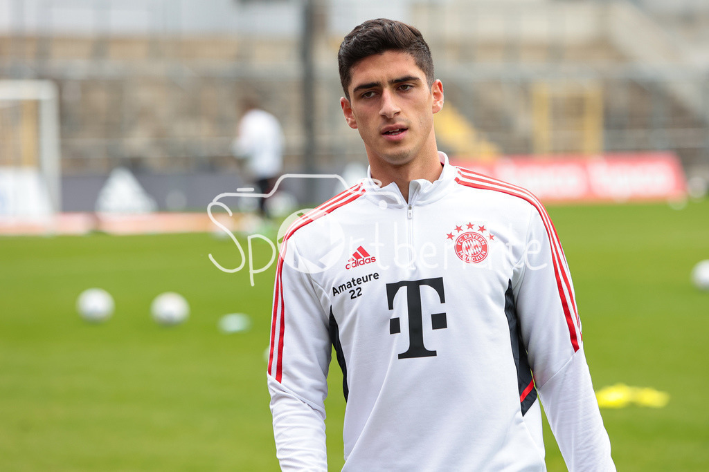 FC Bayern Amateure - FC Wuerzburger Kickers | Grant-Leon RANOS (FCB #22) beim warmmachen