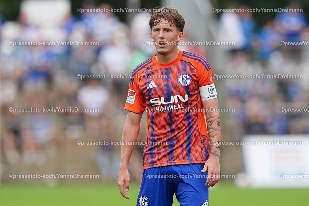 xYDR20072501025 | 20.07.2025, xydrx, Fußball, Rot Weiss Ahlen - FC Schalke 04, Testspiel, Wersestadion: Max Grueger (FC Schalke 04 #37)