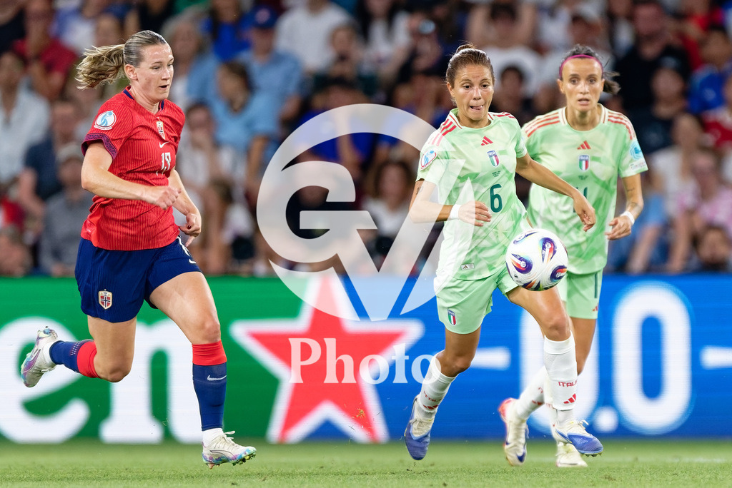 Norway v Italy - UEFA Women's EURO 2025 Quarter-Final | GENEVA, SWITZERLAND - JULY 16: Manuela Giugliano of Italy (R) controls the ball under pressure from Elisabeth Terland  (L) during the UEFA Women's EURO 2025 Quarter-Final match between Norway and Italy at Stade de Geneve on July 16, 2025 in Geneva, Switzerland. (Photo by Giuseppe Velletri/Sports Press Photo/Getty Images)