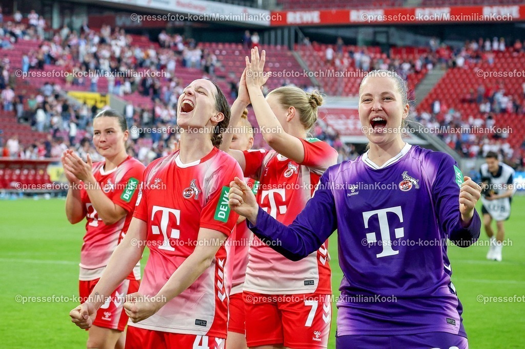 xsscx02052601140 | 02.05.2026, xsscx, Frauen Fussball, 1. FC Köln - Werder Bremen, 1. Fussball Bundesliga, 24. Spieltag, RheinEnergie-Stadion, Saison 2025 2026: Die Mannschaft des 1. FC Köln feiert ihren Sieg zum 3:0 mit  Sara Agrez (1. FC Köln #4), Anna-Lena Stolze (1. FC Köln #7), Aurora Mikalsen (1. FC Köln #23) DFB regulations prohibit any use of photographs as image sequences and or quasi-video. Photo: xSandraxScherningxPressefotoKochx