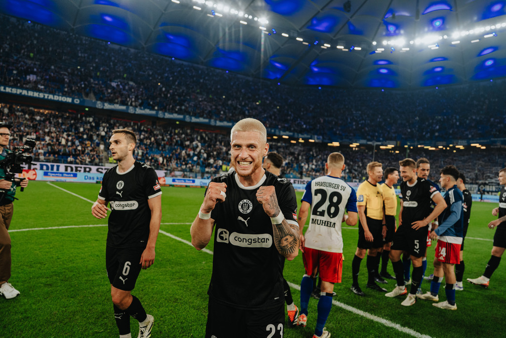 FCS04278 | Der offizielle Shop für FC St. Pauli Fotos. Wähle aus Spielszenen & Fanmomenten dein FCSP Wunschformat. Wir liefern Millerntor-Atmosphäre.